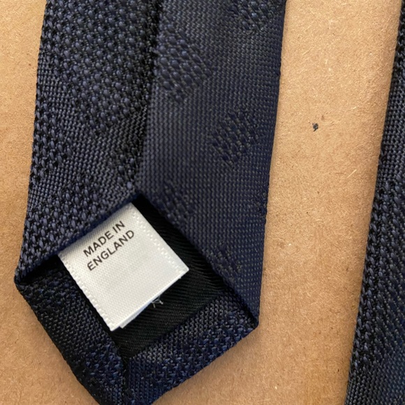 Burberry Men’s Tie. Blue. 2.75 inches wide. 58 inches long overall. Worn once. - Picture 5 of 9